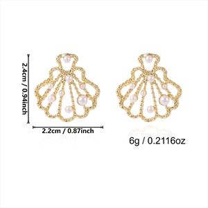 Detail view of golden shell earrings with white imitation pearls and product dimensions