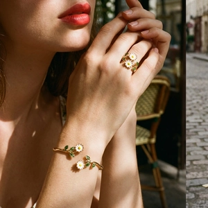Detail van de madeliefje sieradenset met verstelbare ring en open bloemenarmband voor dames