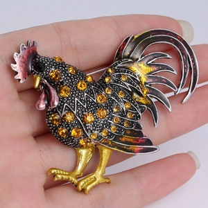 Gros plan sur la broche coq faite main avec cristaux colorés et finition en émail