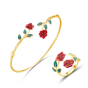 Gouden rozen sieradenset met rood geëmailleerde open armband en verstelbare ring