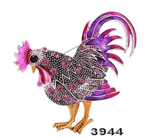 Détail de la broche coq en émail avec strass violets et placage doré brillant