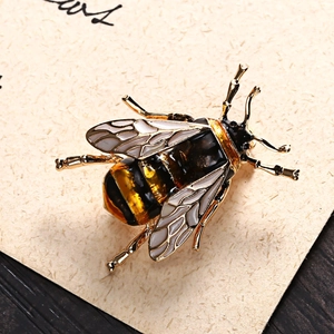 Exquisite goldene Hummel-Brosche mit gelb-schwarzer Emaille auf strukturierter Karte