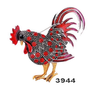 Vue détaillée de la broche en forme de coq avec strass rouges et alliage fait main