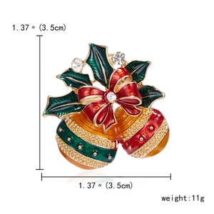 Detailansicht der Weihnachtsglocken-Brosche mit Emaille und Größenangabe 3,5 cm