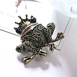 Charming antique gold crown frog brooch with green enamel and sparkling gemstone eyes