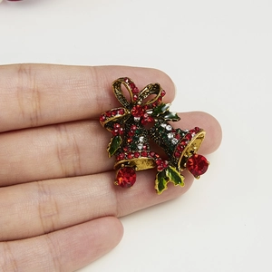 Detailansicht der Weihnachtsglocken Brosche mit roten und grünen Kristallen
