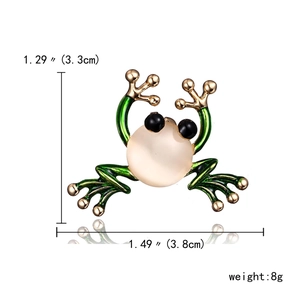 Frosch-Brosche mit Katzenauge-Stein und grüner Emaille auf weißem Hintergrund