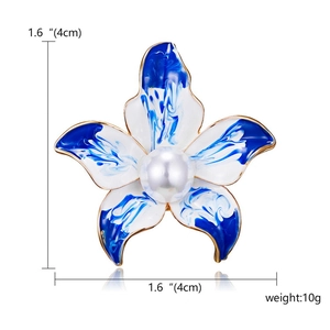 Eleganter blauer Blumen-Perlen-Brosche mit Emaille-Blüten und weißer runder Perle