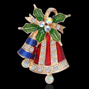 Nahaufnahme der Weihnachtsglocken-Brosche mit roter Emaille, Goldbasis und Strasssteinen