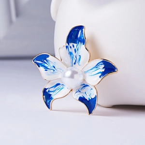 Eleganter goldener Blumenanstecker mit blauen Emaille-Blütenblättern und weißer Perle