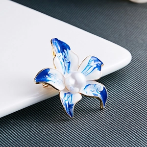 Eleganter Gold-Blumenbrosche mit blau-marmorierter Emaille und zentraler Perle