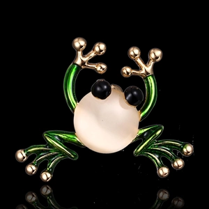 Detail der Froschbrosche mit grüner Emaille und glänzendem Opal-Edelsteinkörper