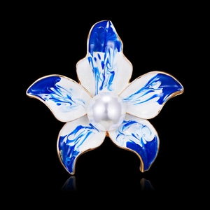 Detailansicht der blauen Emaille-Blumenbrosche mit Goldrand und einer eleganten Perle