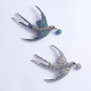 Elegante Schwalben-Broschen mit glitzernden blauen und weißen Strasssteinen in Silberoptik