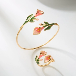 Schmuckset mit rosa Calla-Lilien-Blüten verstellbarer Goldarmreif und Ring mit Emaille
