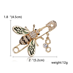 Détail de la broche abeille avec ailes en émail vert, dimensions 4,5 cm sur 5,2 cm