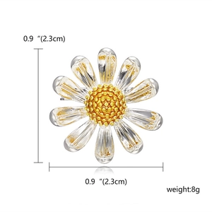 Vue détaillée de la broche marguerite indiquant le diamètre 2,3 cm et le poids 8 g