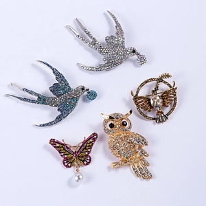 Detailset aus fünf Tier-Broschen mit Strasssteinen, Schwalben, Eule und Schmetterling
