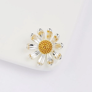 Broche marguerite élégante avec pétales argentés et cœur doré en alliage de haute qualité