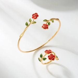 Schmuckset in Gold mit roten Emaille-Rosen und grünen Blättern an verstellbarem Ring und Armreif