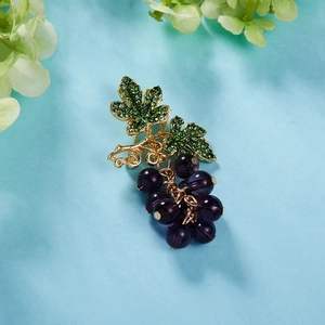 Broche de raisin élégante en or avec feuilles de strass verts et perles violettes