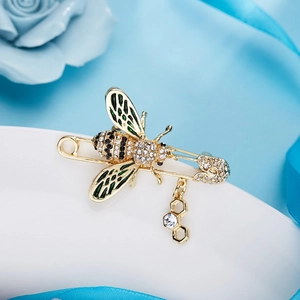 Détails de la broche abeille avec ailes en émail vert et pendentif en cristal en nid d'abeille