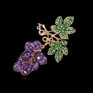 Détails de broche en forme de raisin avec perles violettes et feuilles en cristaux