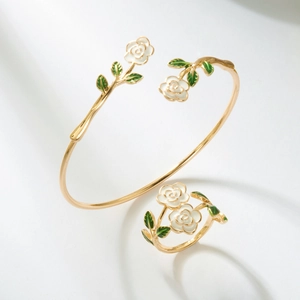 Schmuckset aus Gold mit weißen Emaille-Rosen und grünen Blättern im Blumendesign