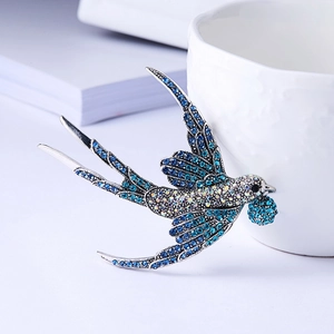 Eleganter Schwalbe-Brosche mit blauen Kristallen auf Silberlegierung für Kleider