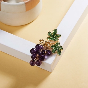 Élégante broche de raisins dorée avec perles violettes et feuilles scintillantes