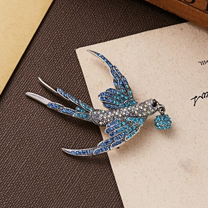 Eleganter Schwalben-Broschenstift mit blauen Farbverlauf-Kristallen und Silber-Finish