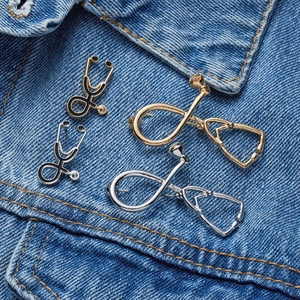 Fashion Creative Stethoscope Brooch Alloy Rhinestone Enamel Pin Medical Jewelry Gift For Doctors Nurses Women Men Accessory