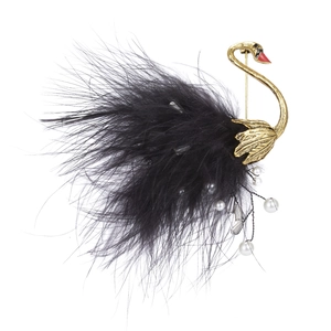 Elegante spilla a cigno in lega dorata con piume nere e pendenti di perle bianche