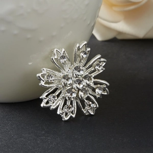 Elegante spilla a fiore argento con strass scintillanti per accessori per abiti da sposa