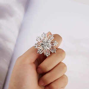 Dettaglio di una spilla da sposa in argento a forma di fiore con strass scintillanti