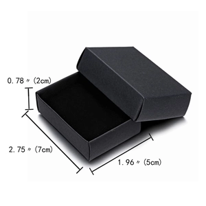 Detalle de caja de regalo para joyas negra mate con dimensiones de 7x5x2 cm