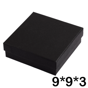 Vista de la caja de regalo negra texturizada de 9x9x3 cm para joyas con tapa y base fina
