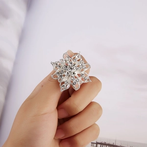 Spilla da sposa a fiore d'argento con strass bianchi e cristalli per abiti da sposa