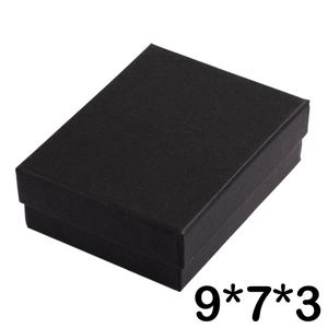 Caja de regalo rectangular negra clásica para joyas con acabado mate de textura fina