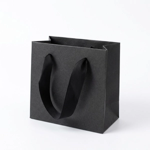 Bolsa de regalo minimalista de papel negro mate con asas de cinta para embalaje de joyas