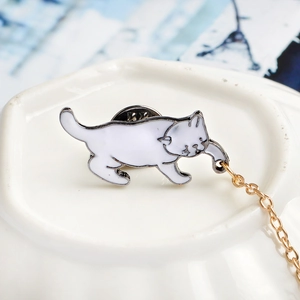 Cartoon weiße Katze Emaille-Brosche mit goldener Kette auf einem Keramiktablett