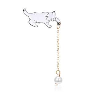 Creatieve emaille kattenbroche met gouden ketting en witte parel op witte achtergrond
