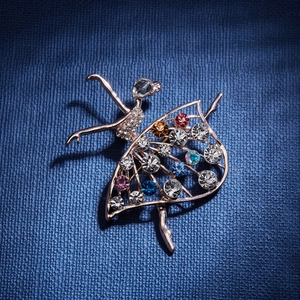 Broche ballerine élégante en or rose avec cristaux multicolores et jupe ajourée fine