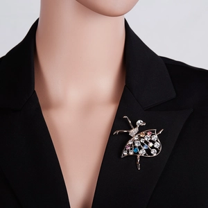 Vue détaillée de la broche ballerine avec strass colorés sur un revers noir