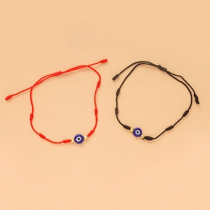 Detail van rode en zwarte gevlochten 7-knopen Evil Eye armbanden met koordsluiting