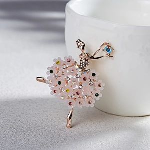 Broche ballerine élégante en or rose avec strass colorés et pétales de fleurs mats