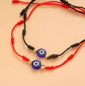 Detail van handgemaakte evil eye armbanden met verstelbare knopen en gouden kralen