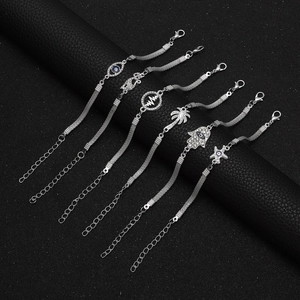 Bracciale in Rame con Strass da Donna di Moda Ciondolo Malocchio Mano di Fatima Battito Cardiaco Catena Multistrato Argentata