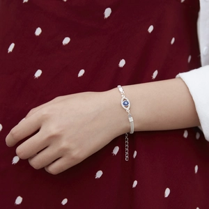 Bracciale a catena in argento da donna con ciondolo occhio blu e zirconi al polso