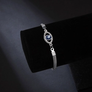 Bracciale a maglia argento con ciondolo occhio blu malvagio e cristalli scintillanti